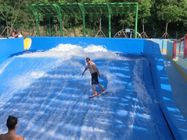 Die Erwachsenen, die Skateboard-Ausrüstung/Fiberglas surfen, bewegen surfende Maschine wellenartig