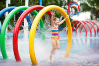 Wasser-Spray-Park-Regenbogen-Kreis-Kinder wässern Wasser-Spritzenpark des Spielplatzes bunten