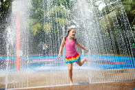 Wasser-Spray-Park-Regenbogen-Kreis-Kinder wässern Wasser-Spritzenpark des Spielplatzes bunten
