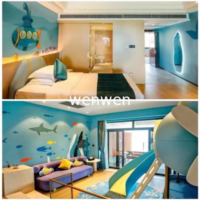 Die Schönheit der Rutschenanlagen im Hotelzimmer für Eltern und Kinder
