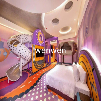 Die Schönheit der Rutschenanlagen im Hotelzimmer für Eltern und Kinder