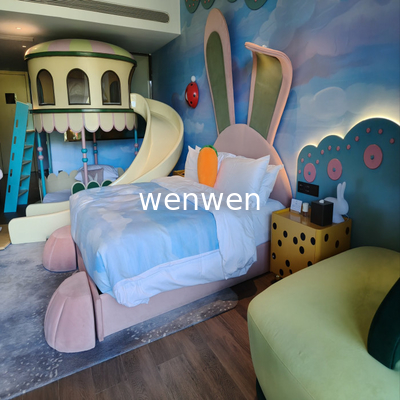 Die Schönheit der Rutschenanlagen im Hotelzimmer für Eltern und Kinder