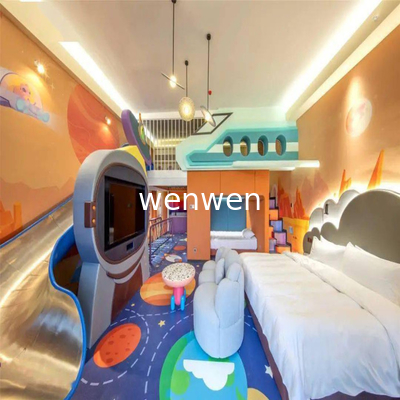 Die Schönheit der Rutschenanlagen im Hotelzimmer für Eltern und Kinder